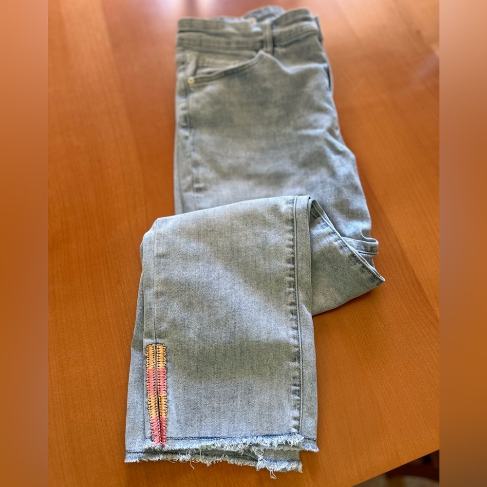 Tribal Embroidered Jeans Audrey Mid-Rise Straight Capri